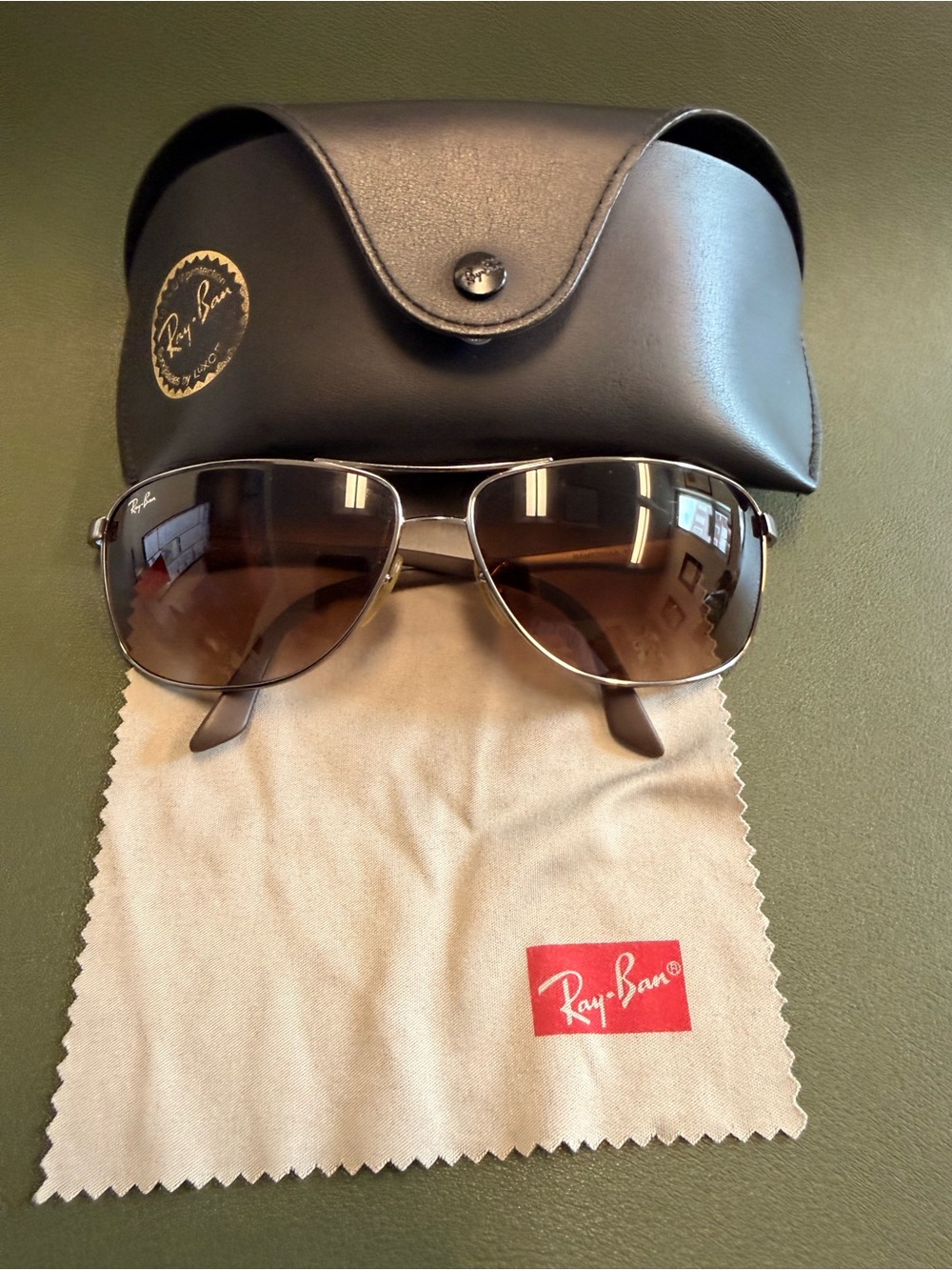 Ray-Ban Sunglasses with Brown Gradient Lenses - Ram5200